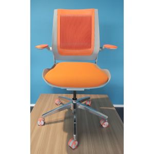 Bureaustoel Koplus Bodyflex Task klei (grijs) met oranje stof en rugleuning | gepolijst aluminium voet